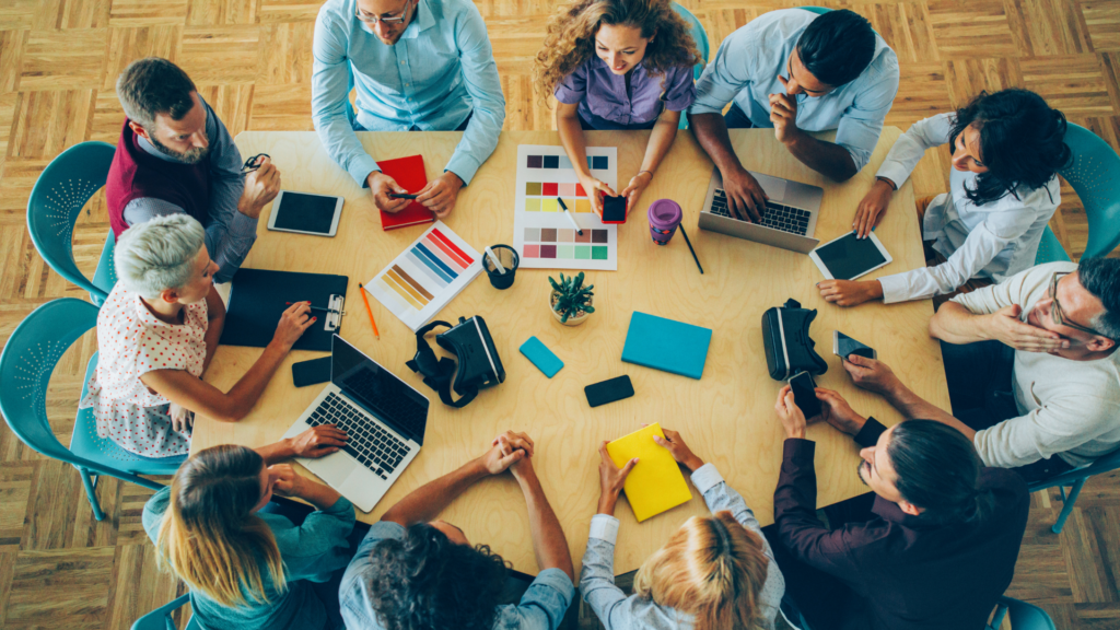 Plusieurs personnes collaborent autour d'une table.